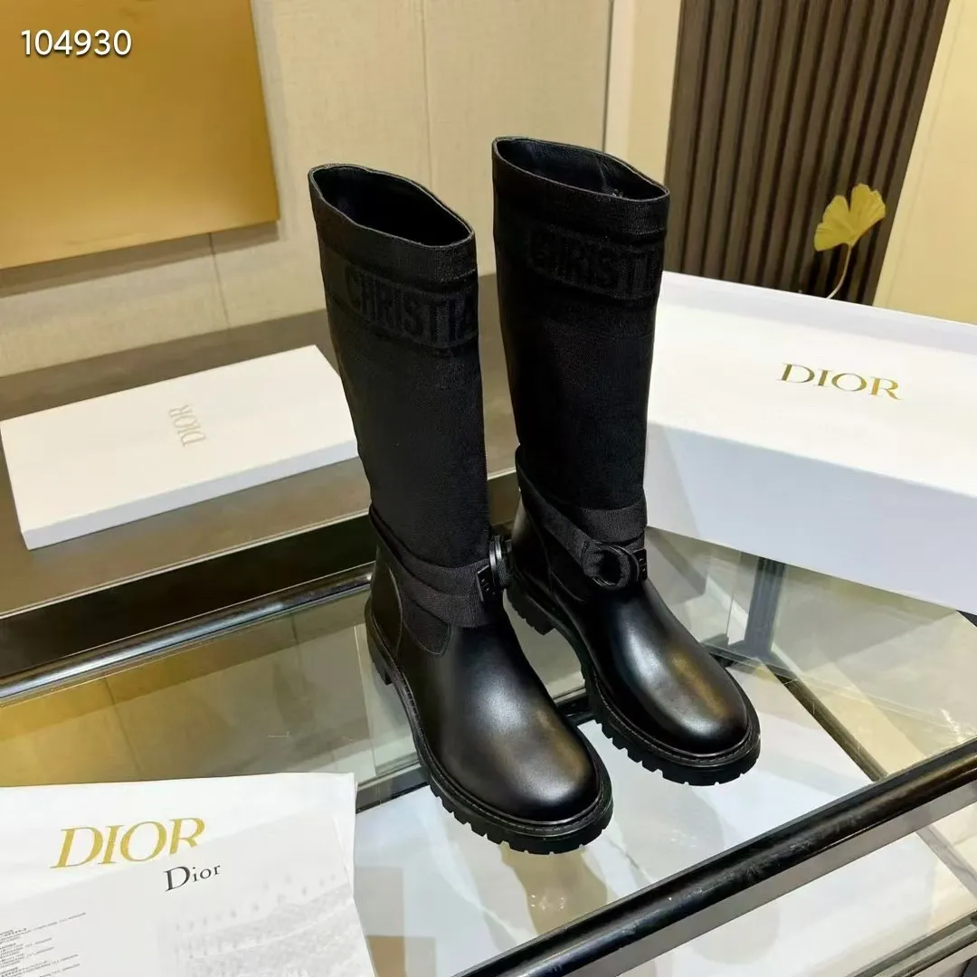 👟👟Ex-factory price 560👟👟 Dior color-blocking new boots for autumn and winter, the latest electric embroidery color-blocking letter logo for autumn and winter, round-toe high-top knight boots for women, Material: first-layer cowhide stitched with electric embroidery fabric, sheepskin lining for feet, original molded TPU outsole Size: 35-40 yards